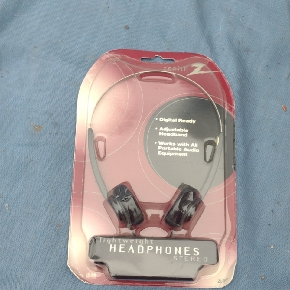 Zenith Lightweight Wired Headphones - Black NWT